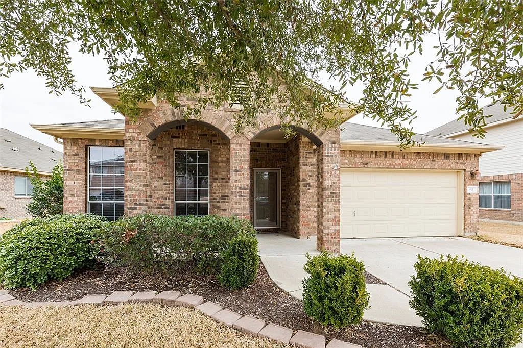 3 bed, 2.0 bath, 1883 sqft, $2,075 — Photo 3