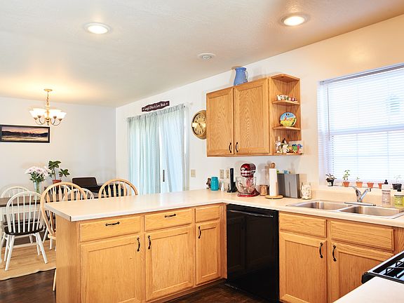 4th image of 437 Country Club Ln