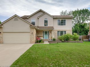 5861 Meadowgreene Dr, Waterford, MI 48327