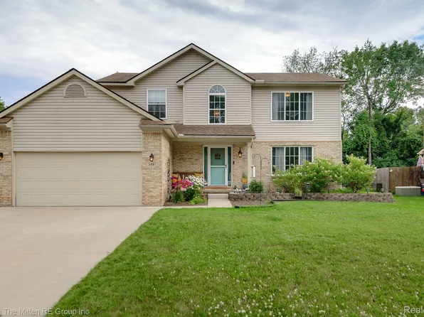 5861 Meadowgreene Dr, Waterford, MI 48327