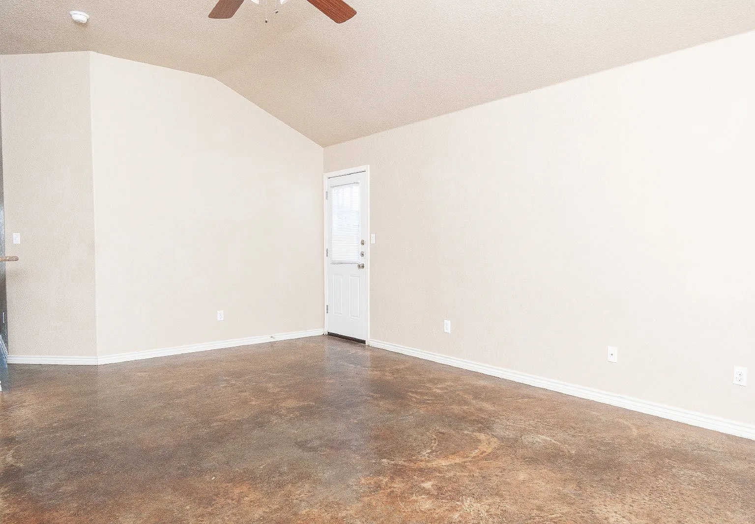 3 bed, 2.0 bath, 1204 sqft, $1,195 — Photo 2