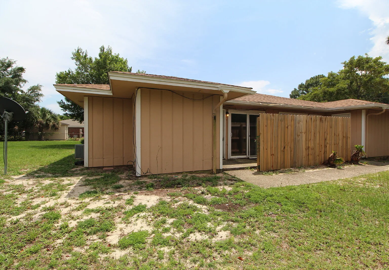 2 bed, 1.0 bath, 784 sqft, $1,225 — Photo 2