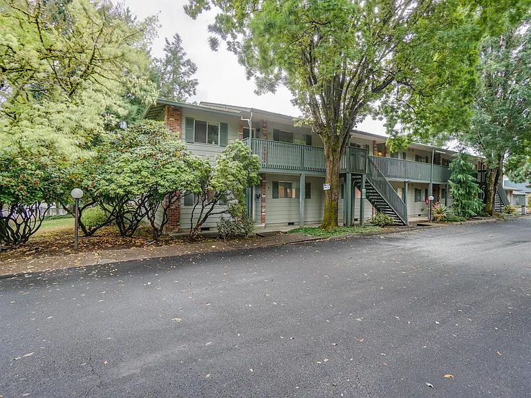 Charwin Court Apartments — Photo 60