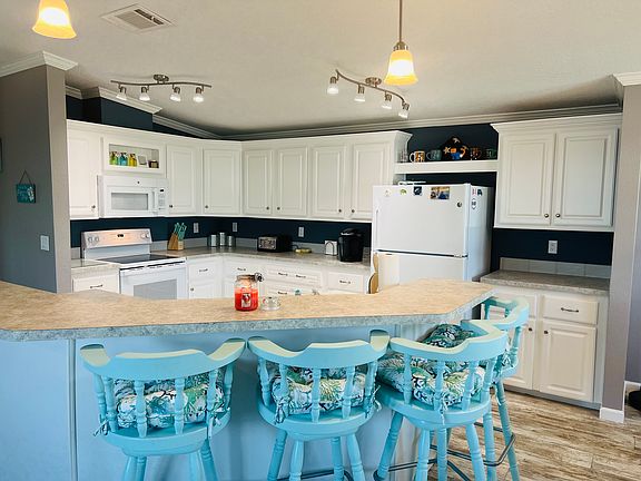 3rd image of 166 Coral Ln