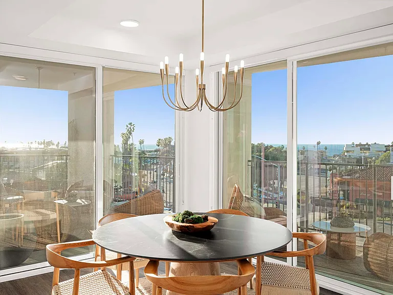 Eddy Redondo Residences — Photo 41