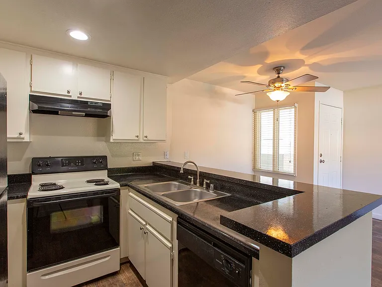 Elan Paseo Vista — Photo 12