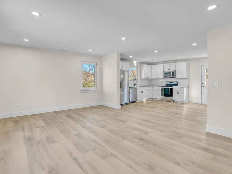 303 S 2nd Ave — Photo 5