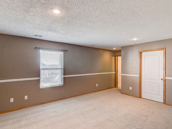 4th image of 15011 Kelly Dr #15011
