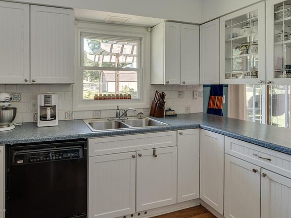 4th image of 519 Gabardine Ave