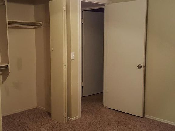 2nd bedroom, double closet