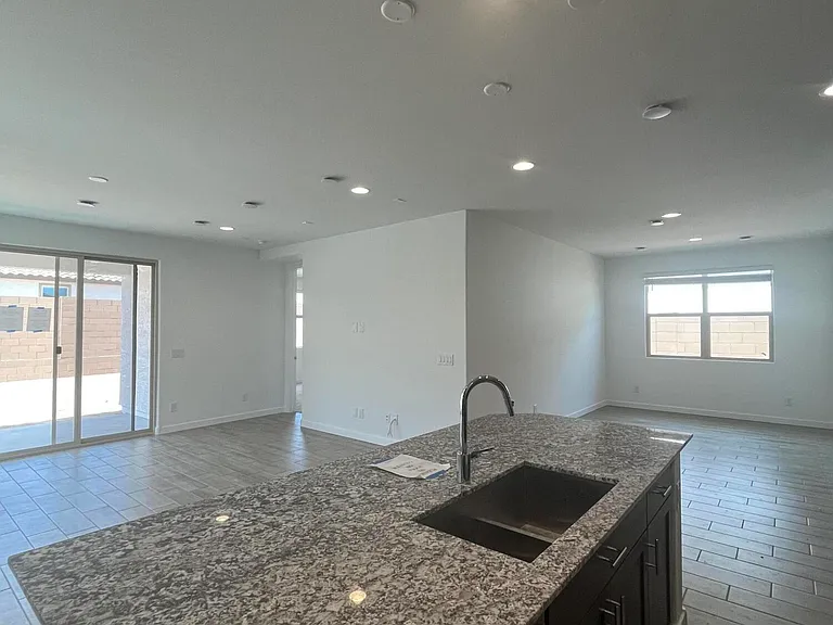 11148 W Parkway Dr — Photo 11