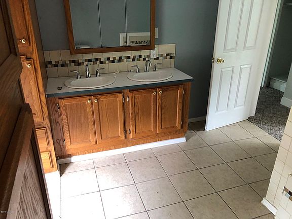 4th image of 924 N Park St
