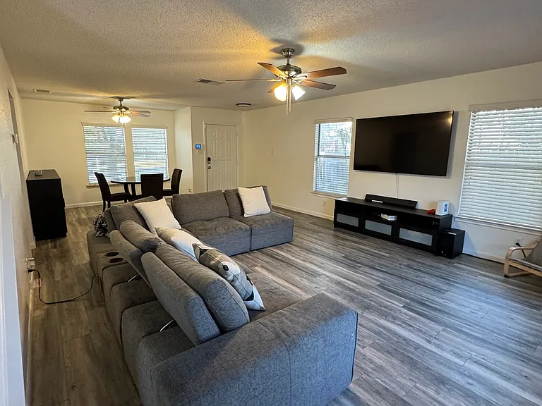8018 Chestnut Bluff Dr — Photo 2