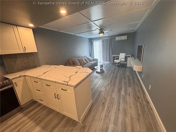 3rd image of 2106 Kanawha Blvd E APT 515