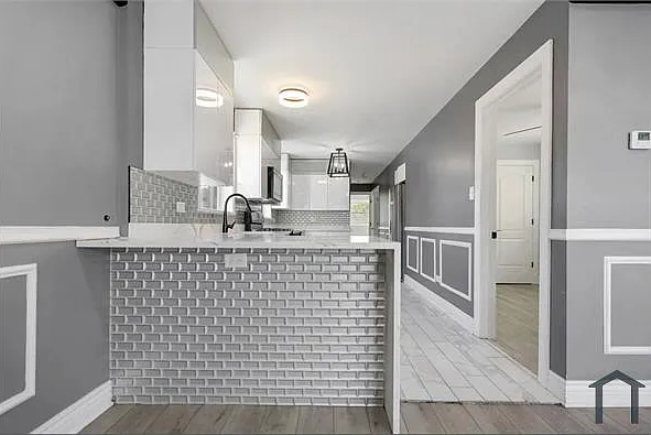 245 W 43rd St — Photo 3