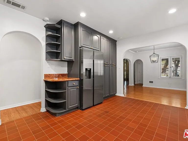 2030 Kelton Ave — Photo 7