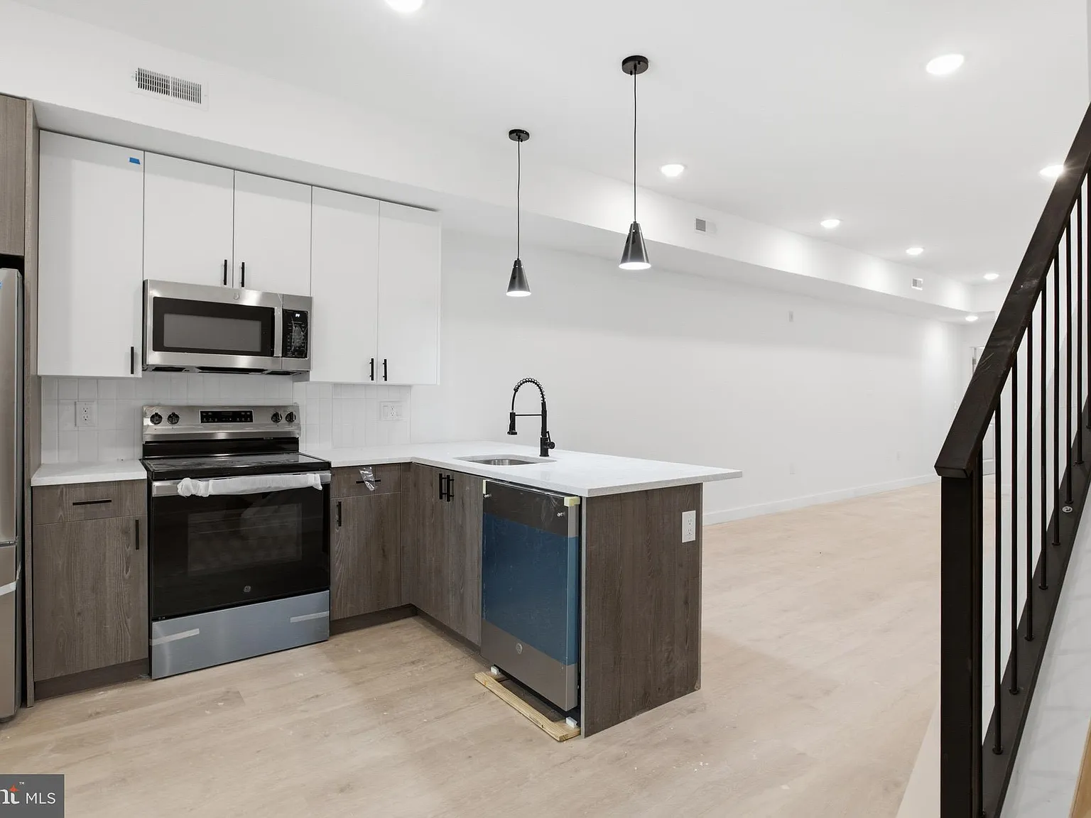 2 bed, $1,600 — Photo 3