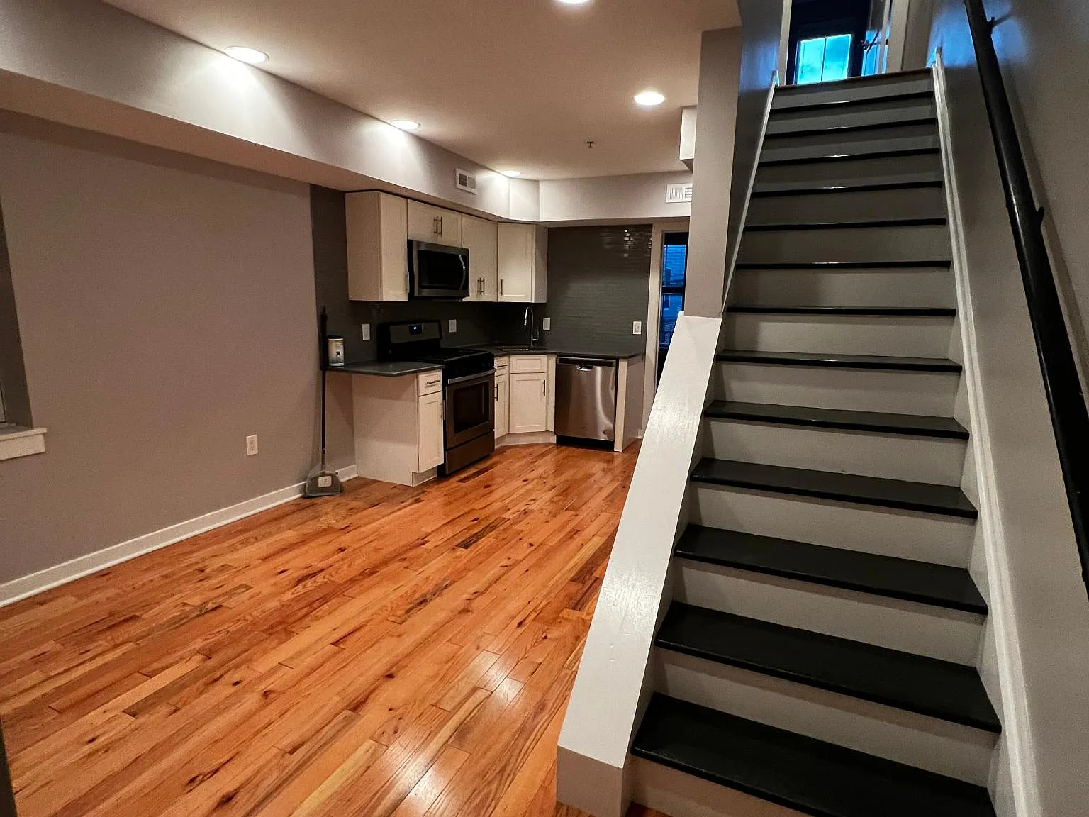 2 bed, 600 sqft, $2,050 — Photo 2