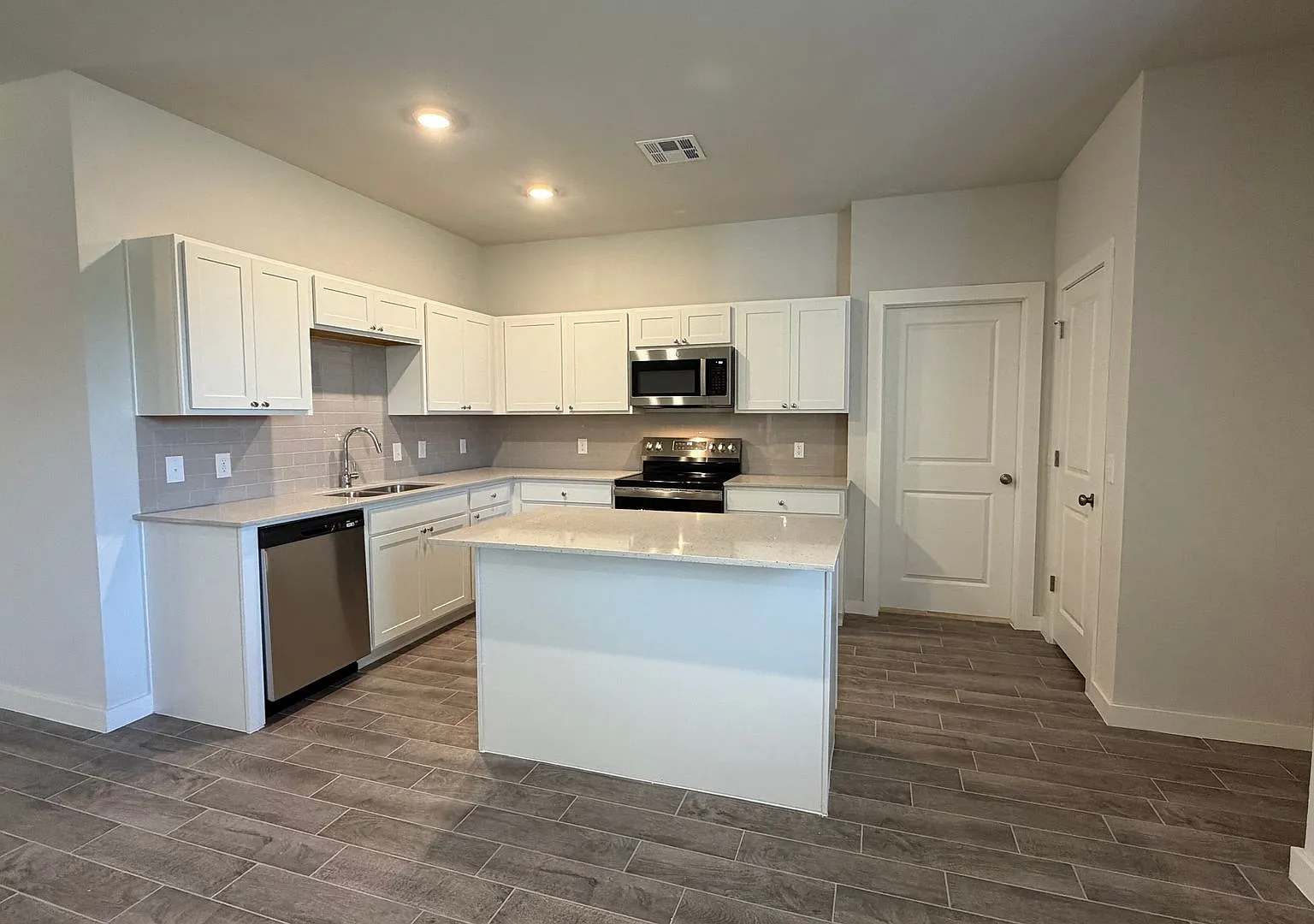 New Construction 3 Bedroom, 2 Bathroom on a 1.23 Acre Lot in Ridge Creek Addition! — Photo 3