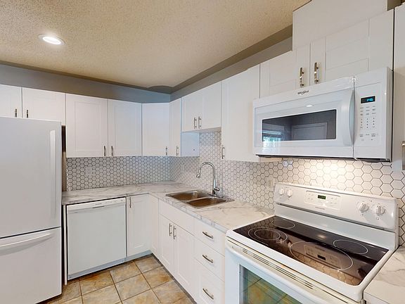 2nd image of 2528 Southwood Dr SE