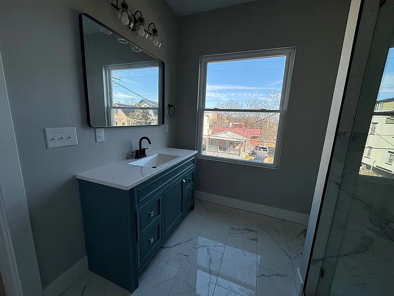 (2nd floor) Master bathroom