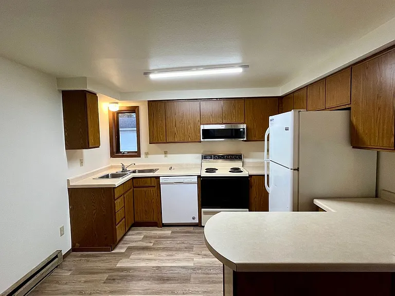180 W Hill Rd — Photo 2