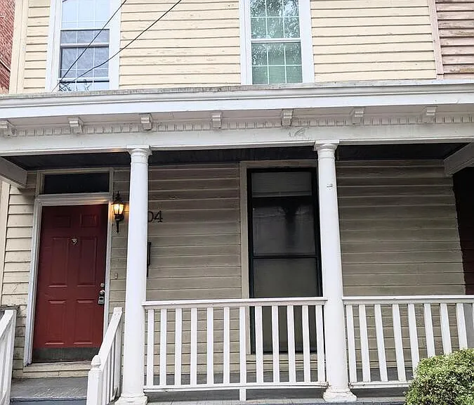 704 W Clay St — Photo 2