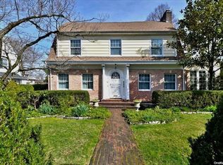255 Park Ln, Flushing, NY 11363