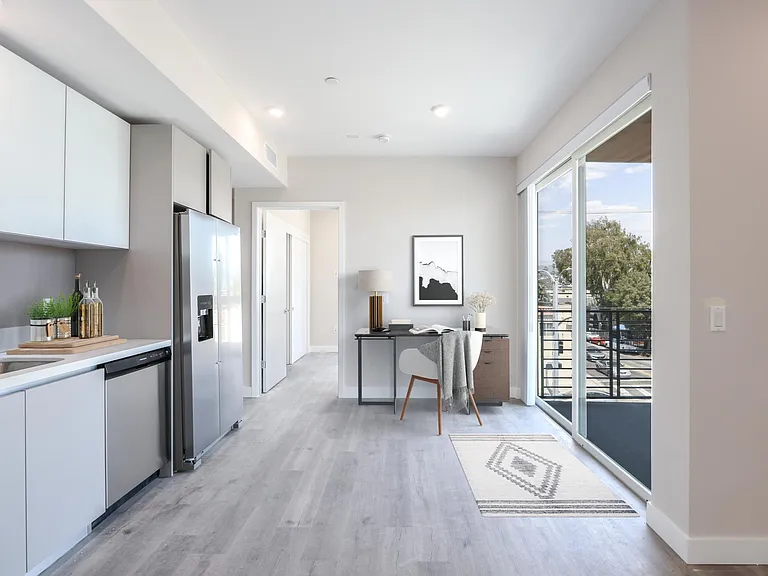 4660 Melrose Ave — Photo 2