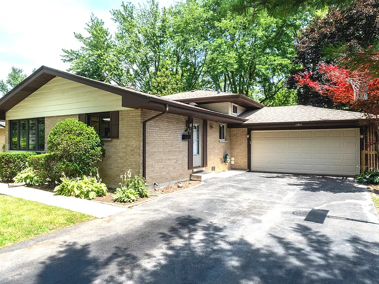 209 N Stevenson Ln — Photo 1