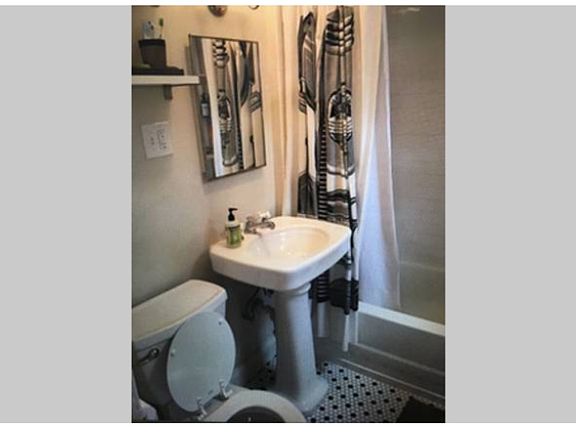 4th image of 2210 W Erie St APT 1R