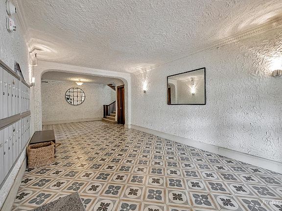 5th image of 2040 Jefferson St #303