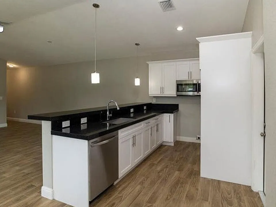 1140 NW 1st Ave