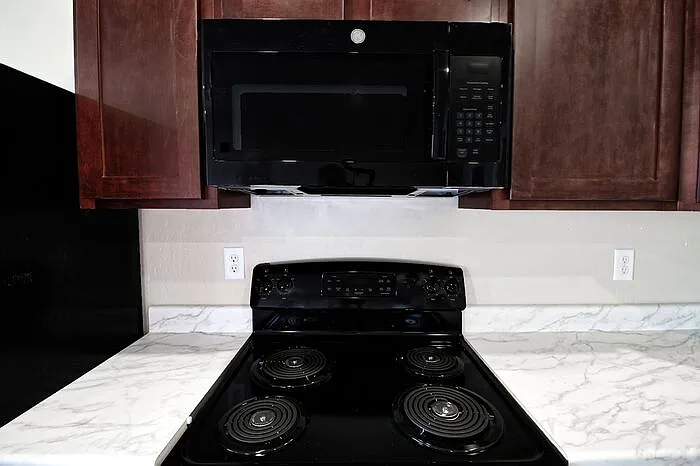 Studio, 1.0 bath, 300 sqft, $950 — Photo 3