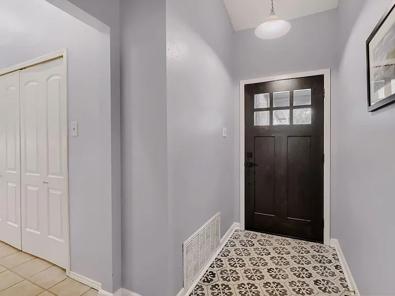 8804 United Kingdom Dr — Photo 3