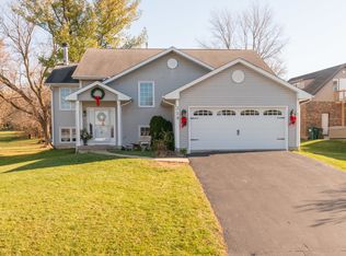 319 Candlewick Dr SE, Poplar Grove, IL 61065