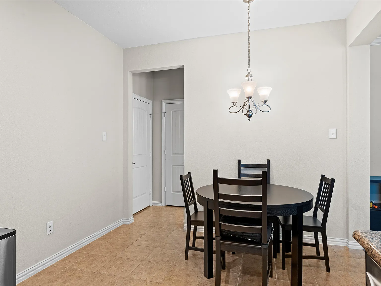 3 bed, 1491 sqft, $2,200 — Photo 2