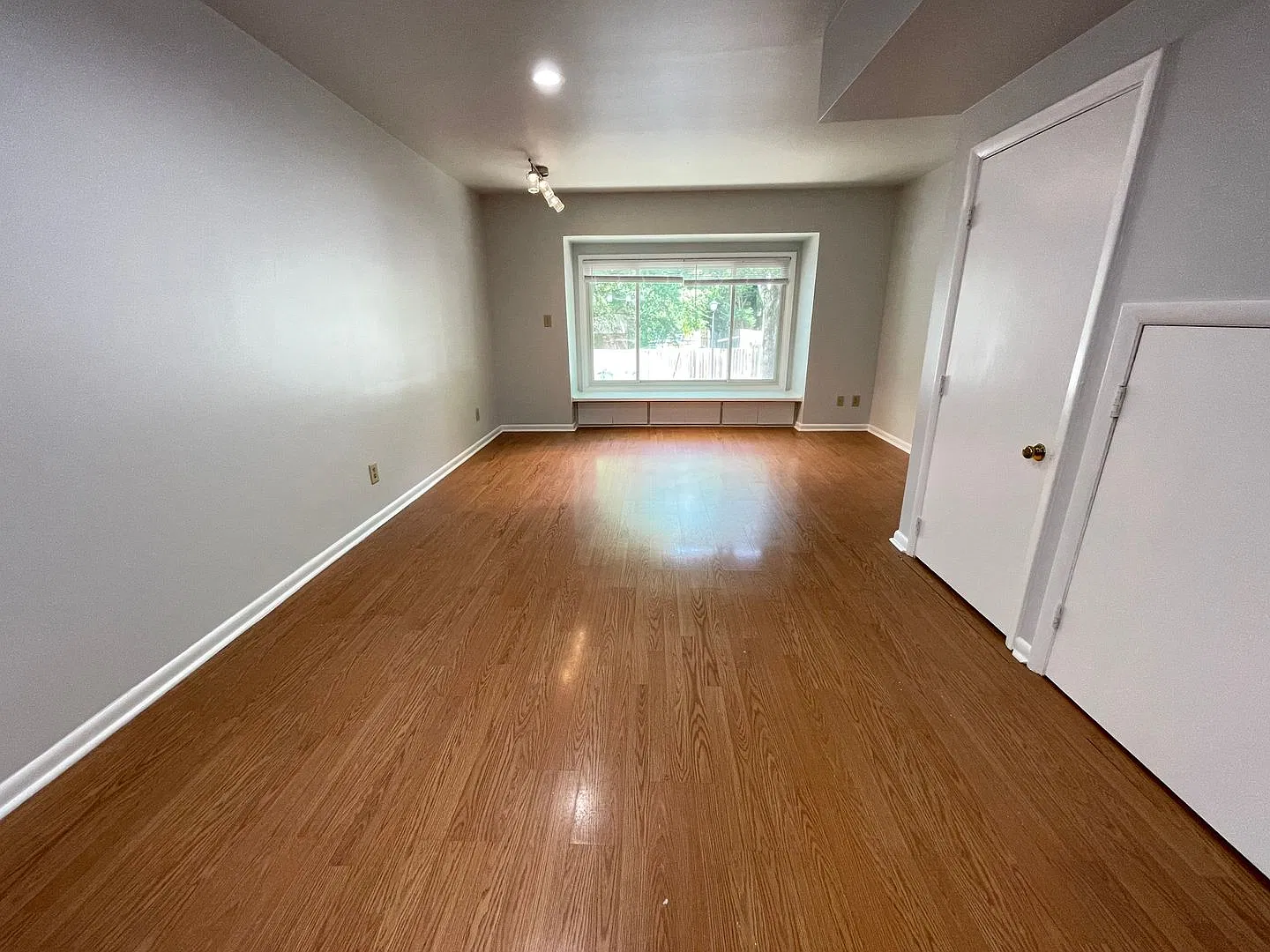 Two BR townhome-style in Chancellor Square avail. for next year, walk to campus! — Photo 3