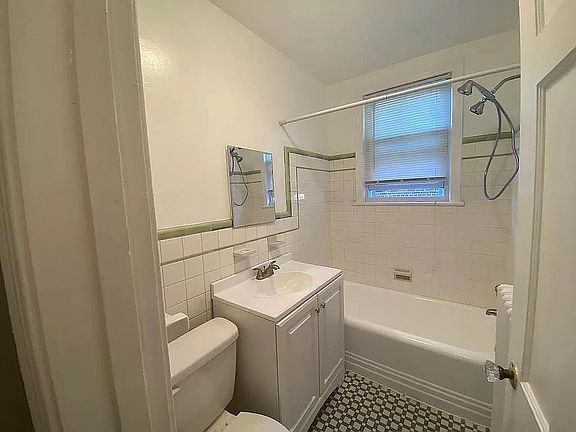 2nd image of 808 Taylor St NE APT 4