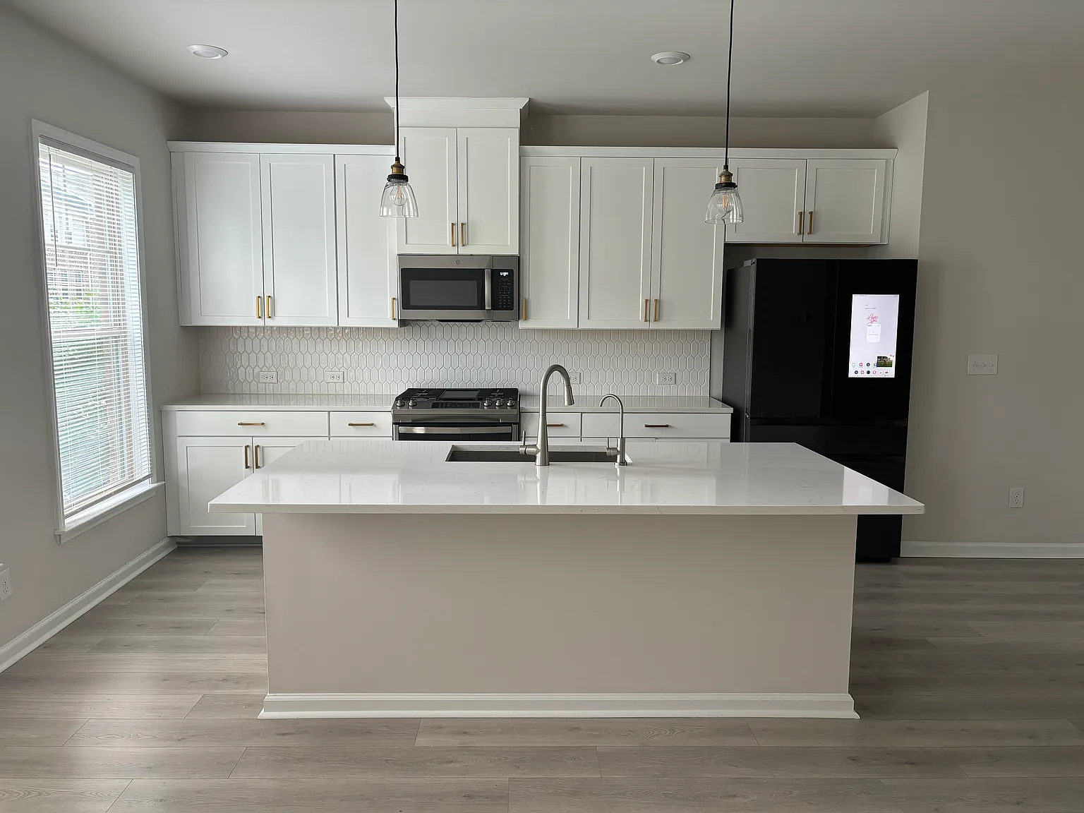 3 bed, 3.5 bath, 2019 sqft, $2,800 — Photo 3