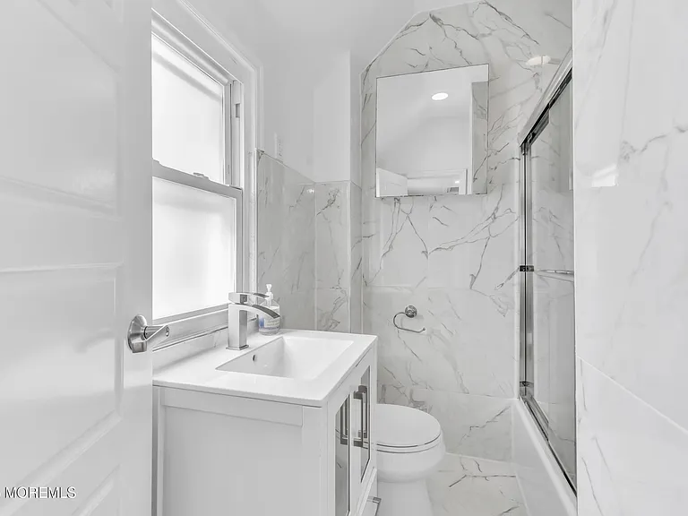323 Roosevelt Ave — Photo 12