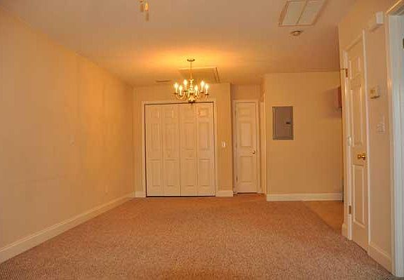 4th image of 9 Boone Hill Ct