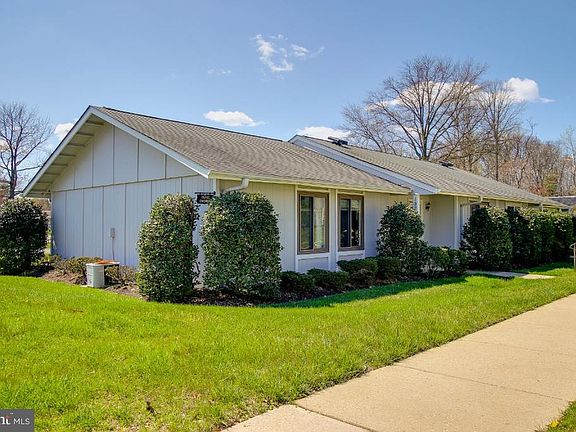 2nd image of 15202 Hyde Park Dr #36-36-B