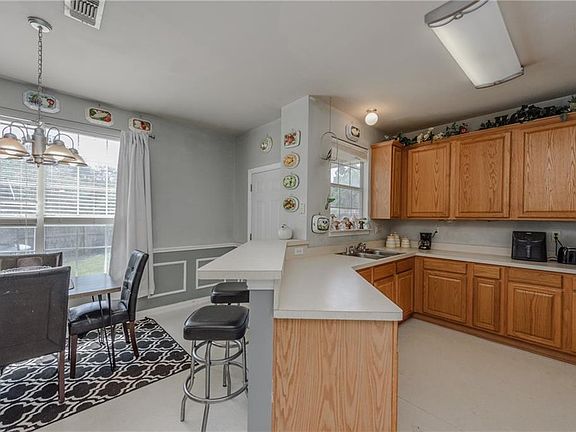 3rd image of 1295 Lakeshore Blvd