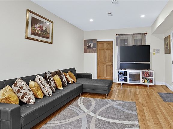 3rd image of 7 Chesterton St