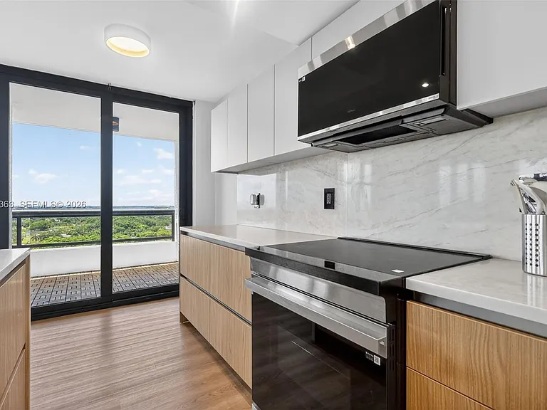 2555 Collins Ave #1812 — Photo 4