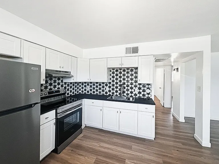 1808 N 31st St #8 — Photo 10