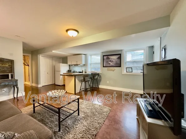 756B Wardlaw Ave, Kelowna, BC V1Y 5B9