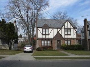 25433 Pembroke Ave, Great Neck, NY 11020