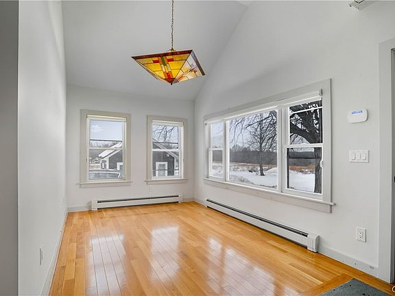 3rd image of 1091 Albany Post Rd